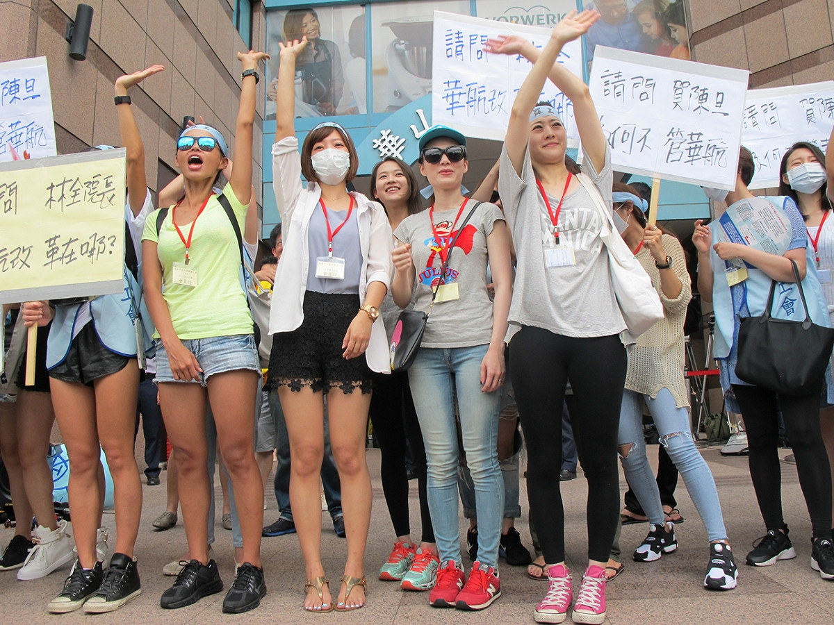 華航台北空服員們24日向搭乘遊覽車北上的高雄空服員揮手、歡迎。 圖：林朝億/攝