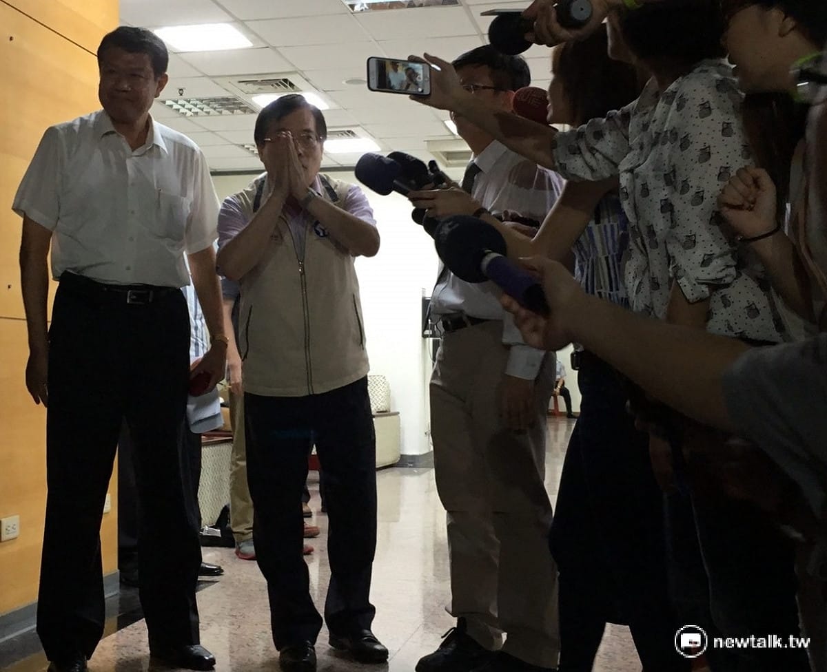 華航董事長何煖軒24日晚間10點前走出勞動部會議室，表示勞資雙方已針對7項訴求達成共識，罷工已結束。 圖：周富美/攝