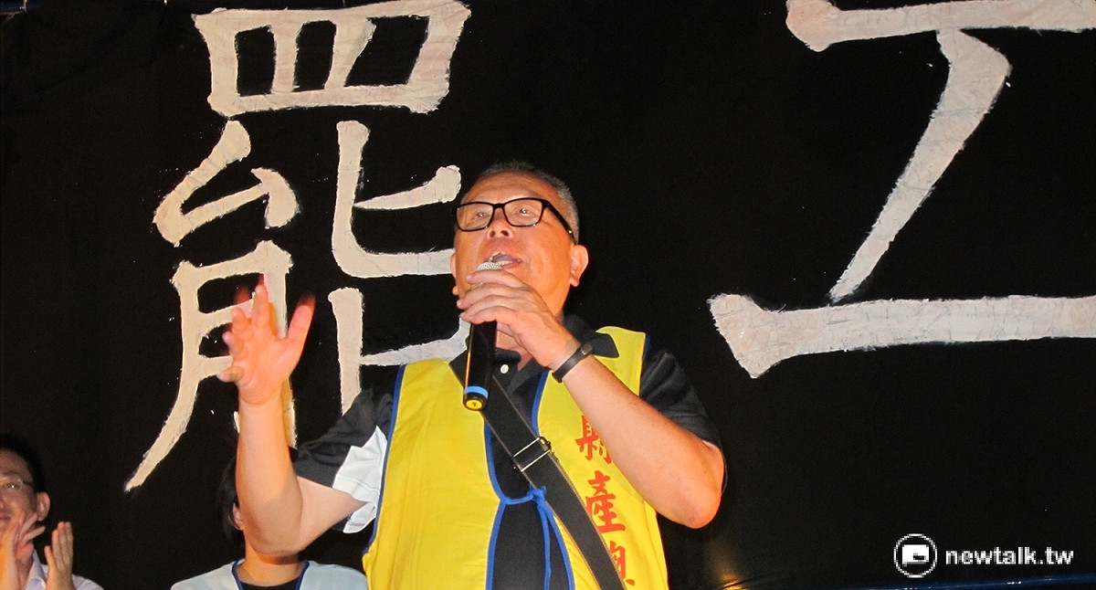 桃園產業工會顧問毛振飛24日晚間上台時，獲得華航空服員熱烈掌聲。 圖：林朝億/攝