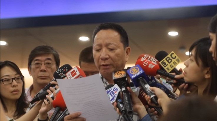 華航企業工會理事長葛作亮25日下午召開記者會，要求華航公司比照空服員7大訴求，照顧地勤等人員。 圖：翻攝網路
