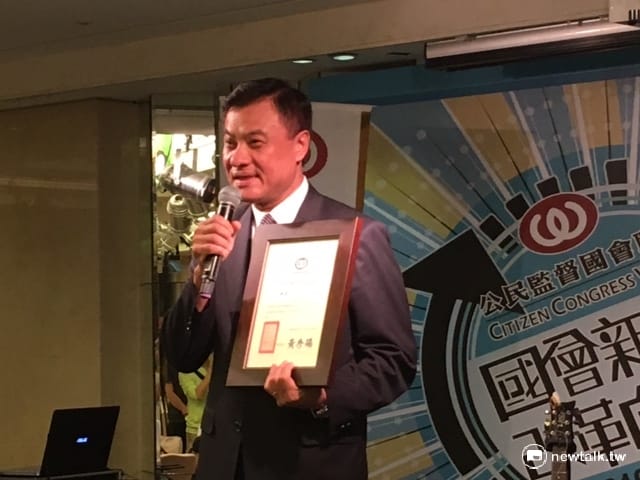 立法院長蘇嘉全親自出席，領取由公督盟頒發的「透明國會貢獻獎」。這是歴來立法院長第一次參加公督盟的活動。 圖：鄭惠君/攝