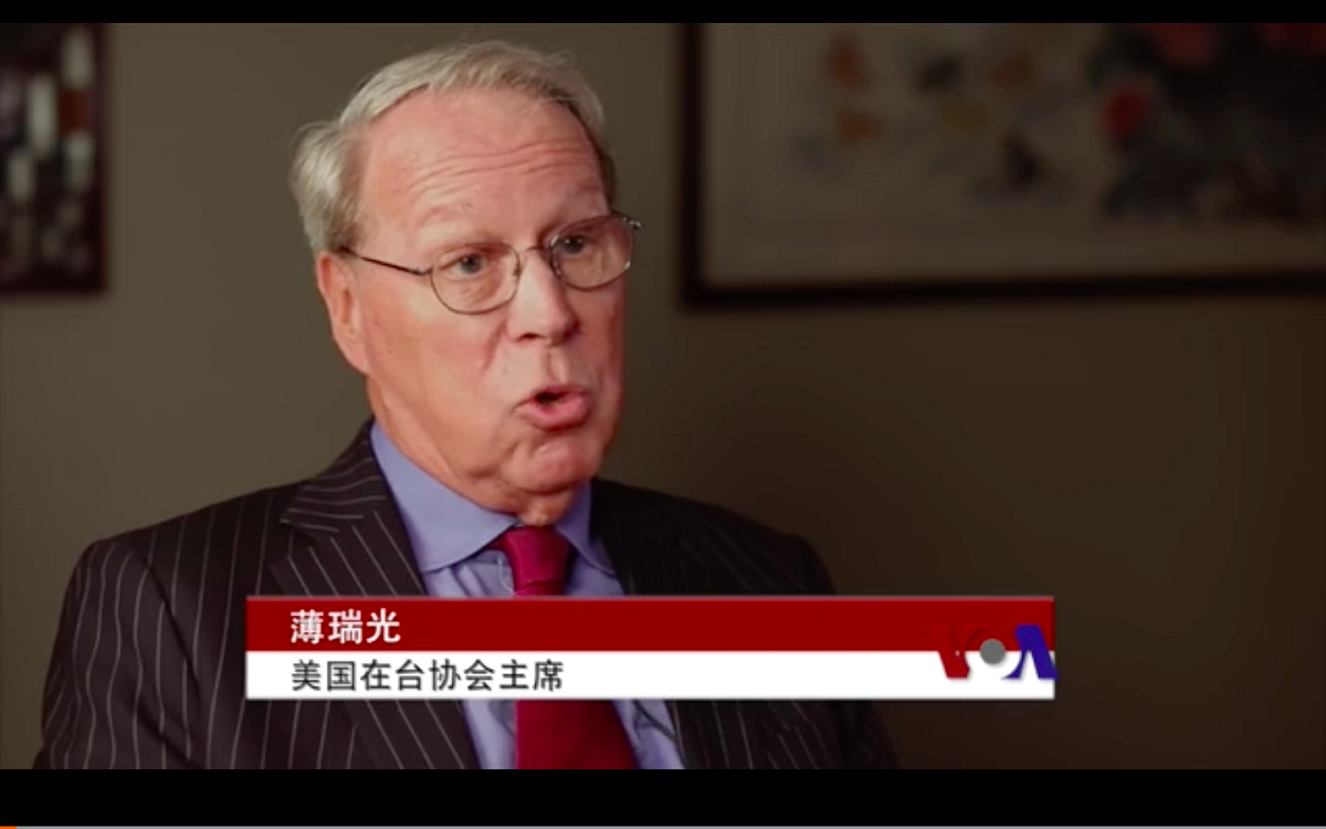 在台灣總統蔡英文過境美國時，美國在台協會主席薄瑞光「辜振甫和汪道涵當年未提九二共識」的說法，明確反應美國歐巴馬政府對現階段兩岸關係的態度和期待。 圖：翻攝自美國之音網站