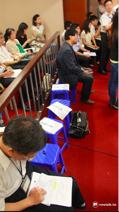 立法院27日內政委員會中，因為旁聽人員與列席官員眾多，導致會議現場擁擠，甚至排出一排塑膠椅供旁聽人員坐，卻導致綠委不滿，質疑違反議事規則。 圖：鄭佑漢/攝