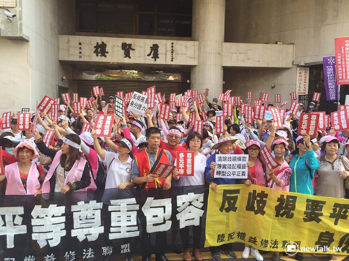 不只立法院委員會內立委吵得火爆，場外也集結百名陸外配抗議。 圖：鄭佑漢/攝