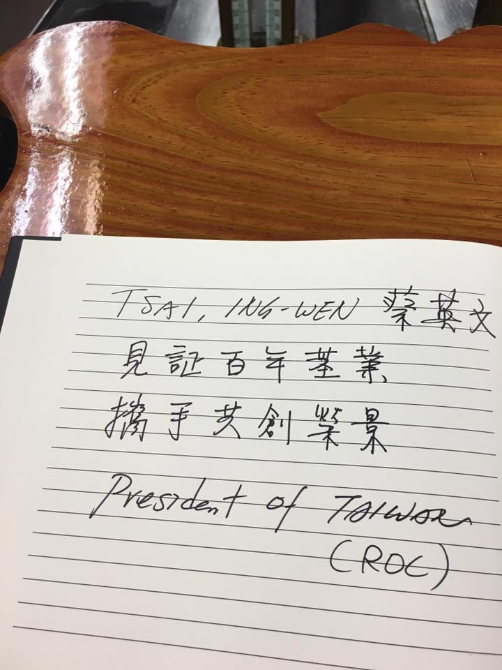 總統蔡英文出訪友邦巴拿馬時，自稱是台灣總統。她30日回應，「我是2300萬人投票選出來的，所以稱為台灣的總統，應該也不為過。」 圖：翻攝自林俊憲臉書