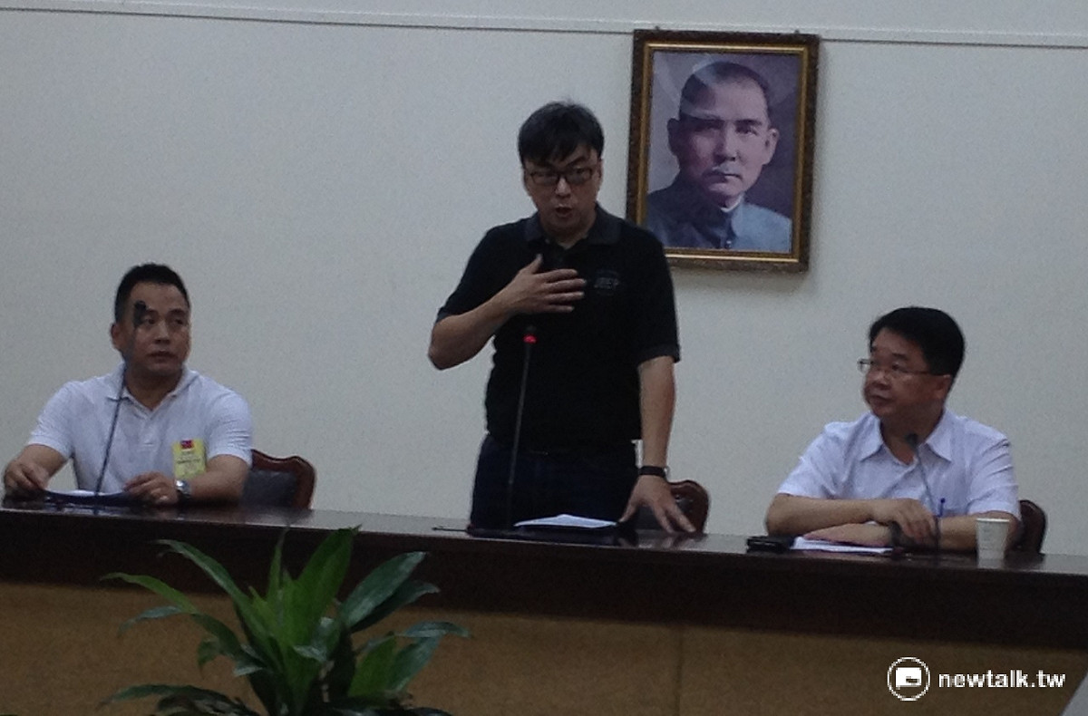 民進黨籍立委段宜康(中)代表黨團接下塵爆傷患陳情書。 圖：周富美/攝