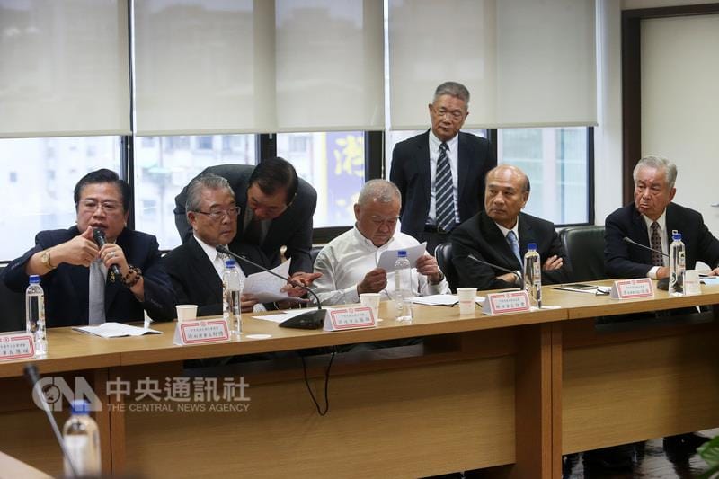 工總等7大工商團體27日中午召開「不滿修勞基法延遲」記者會表示，自即日起「終止協商」，包括工總理事長許勝雄（左2）、工商協進會理事長林伯豐（中）等人都與會。 圖：中央社
