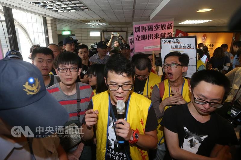 勞工國定7天假與工時案引發爭議，勞工團體27日到工總大樓抗議，質疑政府與資方密室磋商、財團與官方私 下協議，勞團並衝上工總大樓會議室門口，要求公開辯論，爆發肢體拉扯。  圖：中央社