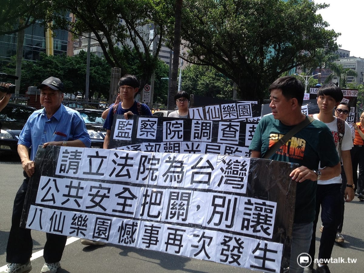 八仙塵爆週年，傷患及家屬手持抗議標語齊聚士林地院前，聲援消基會向八仙業者等人求償記者會。 圖：周富美/攝