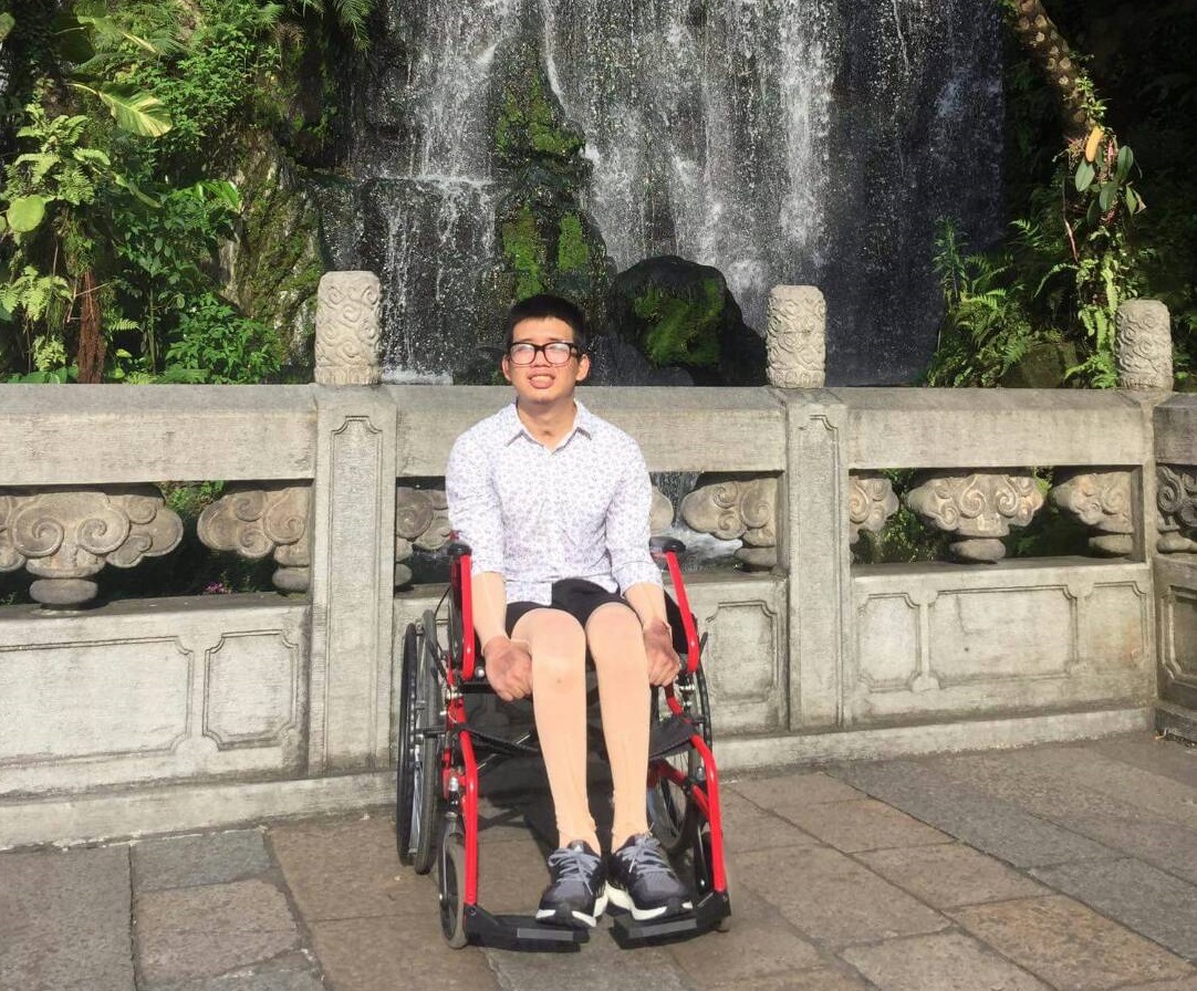 塵爆傷患吳聲宏去年因返回火場搶救2幼童，傷重休克後缺氧導致腦傷，無法行走。 圖：吳聲彣提供