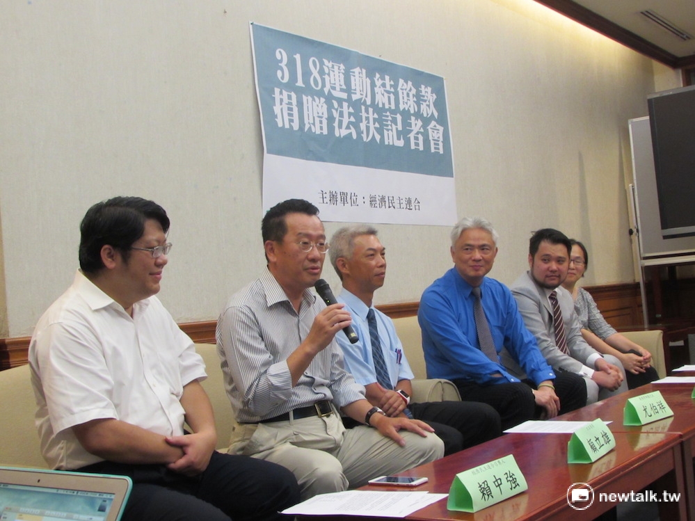 經濟民主連合召集人賴中強28日宣布將運動期間民眾捐款結餘的150萬，以指定用途的方式捐贈法律扶助基金會「公民不服從專案」。 圖：邱珮文/攝
