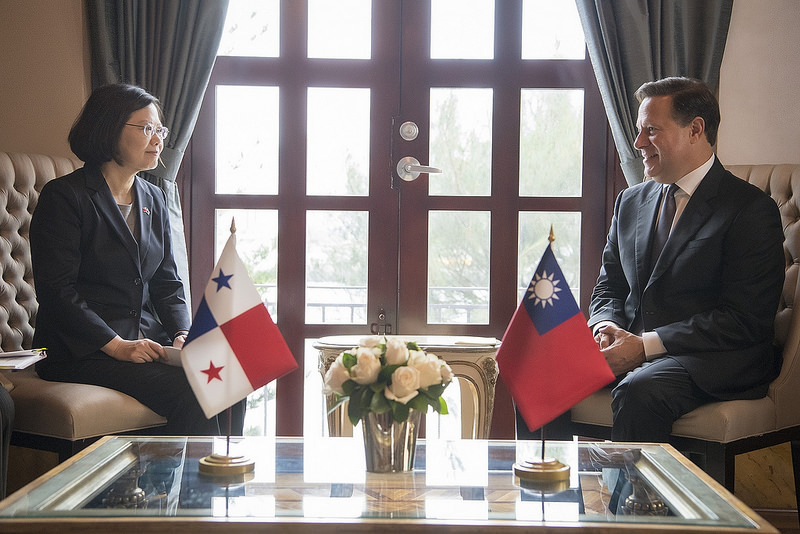 總統蔡英文於巴拿馬時間6月27日上午與巴拿馬總統瓦雷拉（Juan Carlos Varela Rodriguez）會晤。 圖：總統府提供