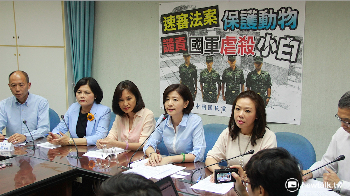 針對國軍爆發虐狗爭議，國民黨團28日召開記者會，要求國防部道歉外，更應該重新檢討國軍生命教育與動物保護觀念。圖右起，國民黨立委李彥秀、王育敏、柯智恩、張麗善及國防部海軍參謀長梅家樹。 圖：鄭佑漢/攝