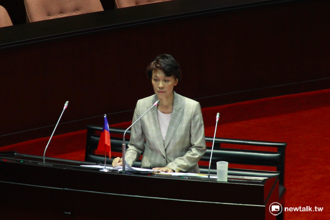 國民黨立委黃昭順28日在立院總質詢時，建議行政院長林全效法英國脫歐公投，用公民投票解決兩岸問題。 圖：鄭佑漢/攝
