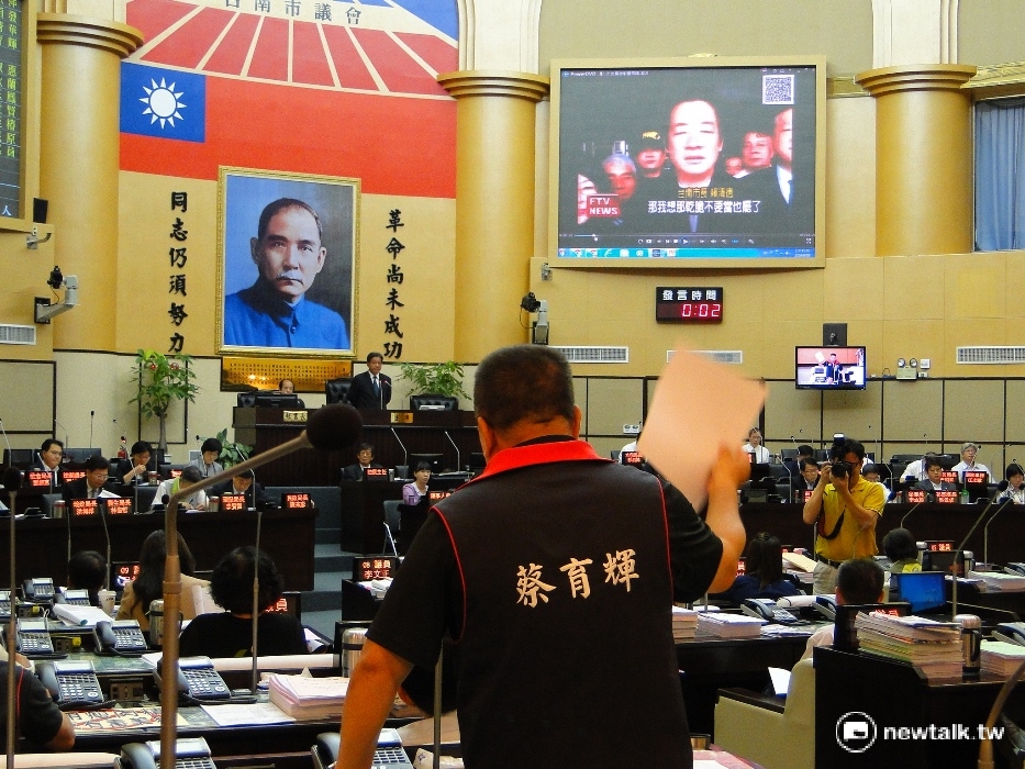 國民黨台南市議員發言時播放台南市長賴清德先前反美豬的受訪畫面，要求民進黨支持修訂「台南市食品安全管理自治條例」，防範開放瘦肉精豬肉來台。 圖：黃博郎/攝
