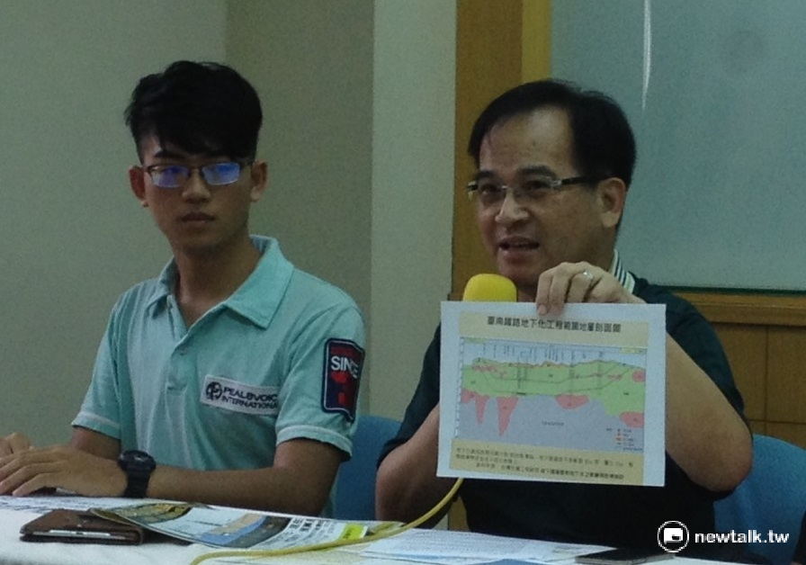 前台南縣長蘇煥智(右)強調，南鐵地下化可能造成土壤液化，萬一再遇到大地震，房屋倒塌恐將死傷慘重。 圖：新頭殼資料照片