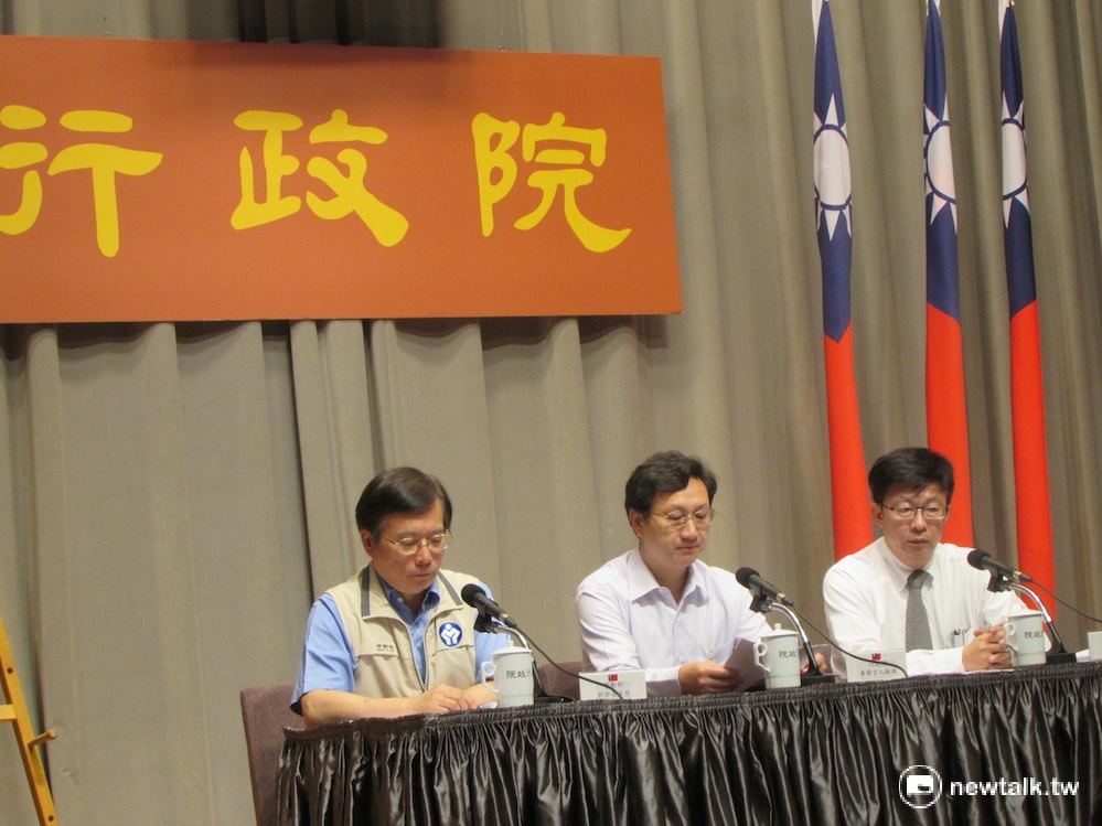 勞動部長郭芳煜29日舉行記者會強調，「一例一休」是個進步的立法，未來要輔以勞檢制度加以落實，遭看直播的網友罵翻。 圖：邱珮文/攝