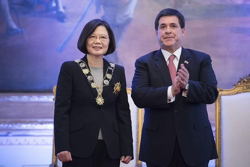 總統蔡英文28日接受巴拉圭總統卡提斯贈勳。 圖：總統府提供