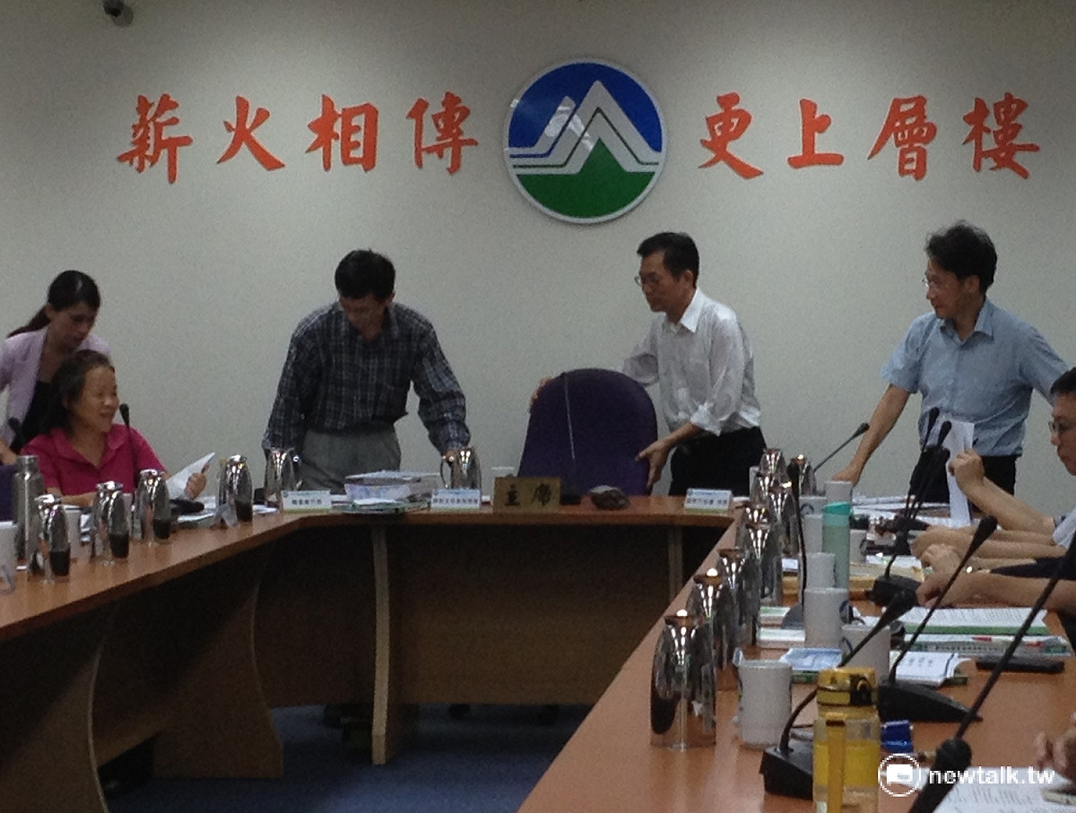環保署長李應元(右2)29日下午4時30分走進會議室，提醒環評委員注重效率，加速審理環評案。 圖：周富美/攝