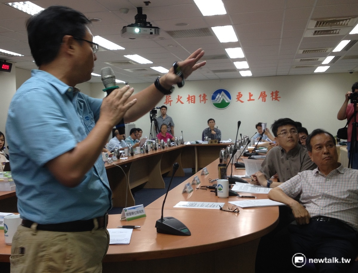 杉原棕櫚濱海渡假村開發業者(前左1)在環評會議上積極說明，29日下午獲環評委員過半數同意通過此開發案。 圖：周富美/攝