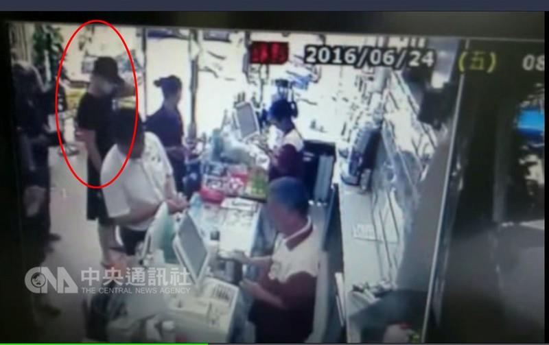 1名黃姓男子（左上） ，日前穿黑衣服、戴黑帽子，戴口罩涉嫌買電話卡，以 公用電話報案謊稱總統專機有炸彈，警方29日宣布逮捕黃男，進一步偵辦。 圖：中央社（警方提供）