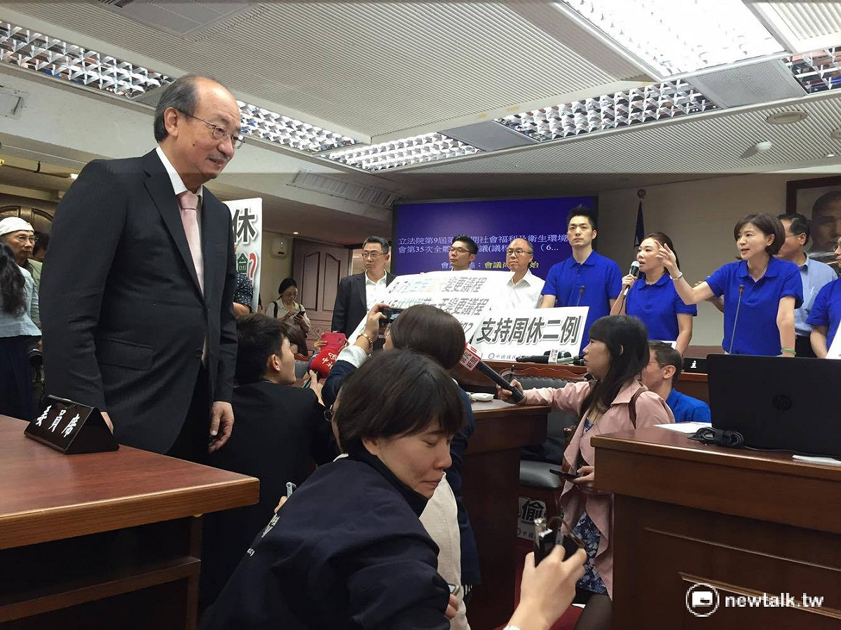 因國民黨29日在衛環委員會休息時間突然變更30日會議議程，朝野立委30日一早便在委員會中吵得不可開交。民進黨團總召柯建銘圖（左）也赴委員會抗議國民黨變更議程不合議事程序。 圖：鄭佑漢/攝