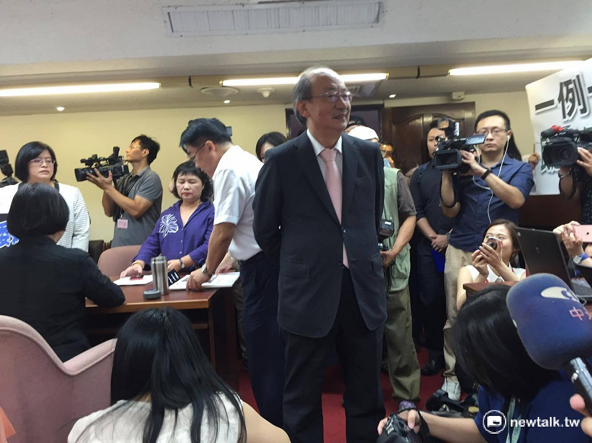 針對國民黨立委王育敏29日突襲變更衛環委員會議程，柯建銘30日也赴衛環委員會批評，「臨時變更議程根本就是違法亂紀，籲國民黨別再作秀」。 圖：鄭佑漢/攝