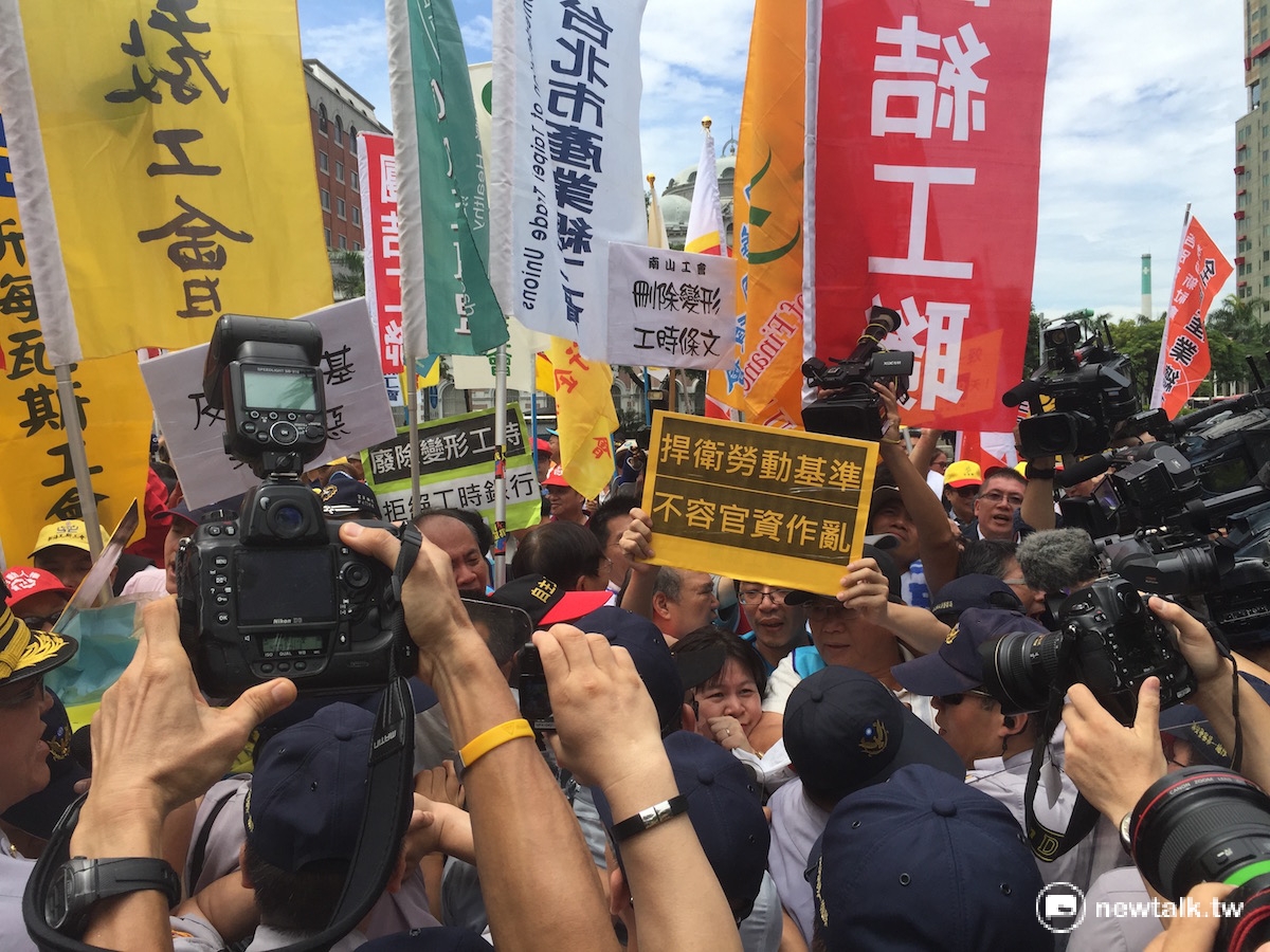 為反對《勞基法》「一例一休」修法草案，勞動團體30日前往行政院大門口抗議，並與員警發生推擠衝突。 圖：柯昱安/攝