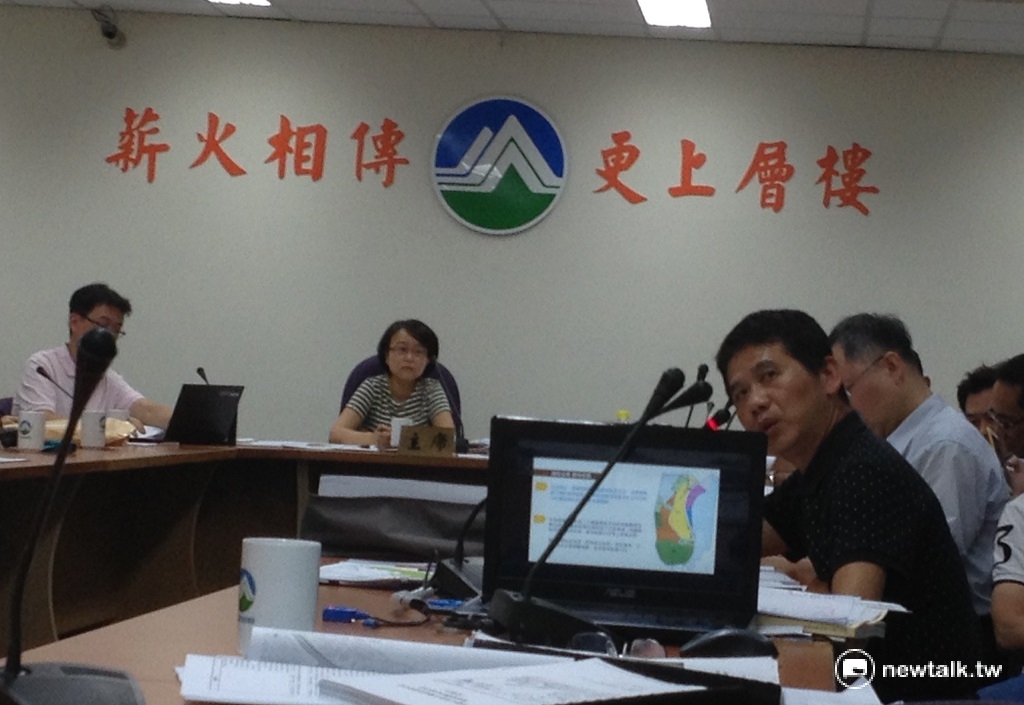 環保署30日下午召開蜜月灣開發案環差分析報告審查會議，環評委員認為，開發單位實問虛答，要求補件再審。 圖：周富美/攝