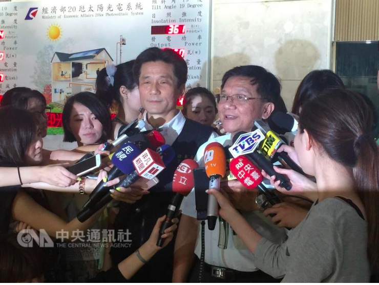 台電工會理事長丁作一30日前往經濟部拜會部長李世光，雙方針對《電業法》修正進行協商討。丁作一表示，協商結果滿意，工會暫不罷工。 圖：中央社
