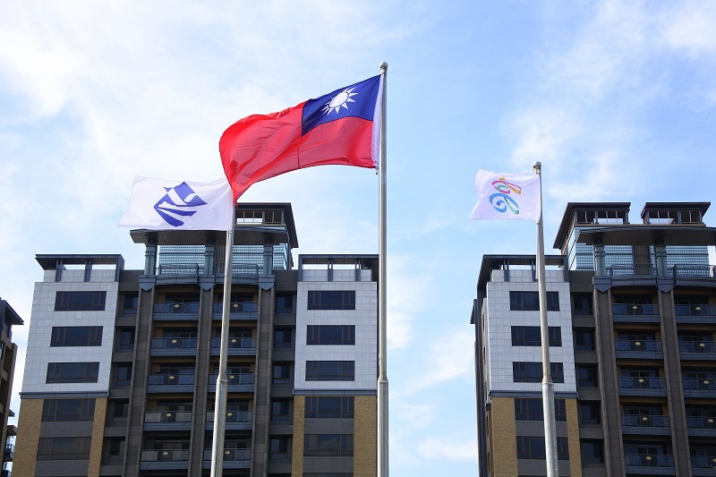 高雄市與韓國釜山市締結姊妹市50週年，高雄市政府30日升起高雄市旗與釜山市旗。 圖：高雄市政府提供