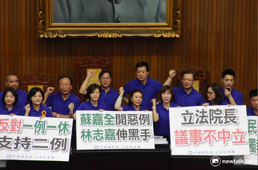 針對勞動部30日推行「一例一休」政策，國民黨團1日霸佔主席台抗議，杯葛立法院議事。 圖：鄭佑漢/攝