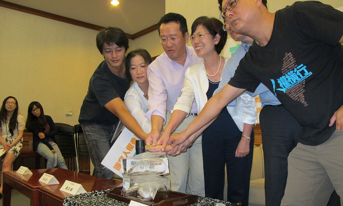 民進黨立委顧立雄、尤美女等人1日拿起榔頭敲碎象徵冰凍的國家人權委員會冰塊。 圖：林朝億/攝