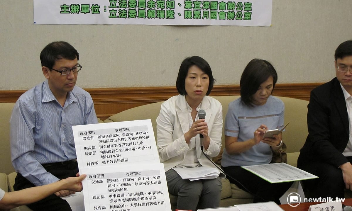 行政院新成立的能源及減碳辦公室副執行長林子倫（左）1日表示，目前政府正在盤點公有屋舍屋頂可設置太陽能的空間，設定目標，希望2年內能有3,000MW發電量。 圖：林朝億/攝