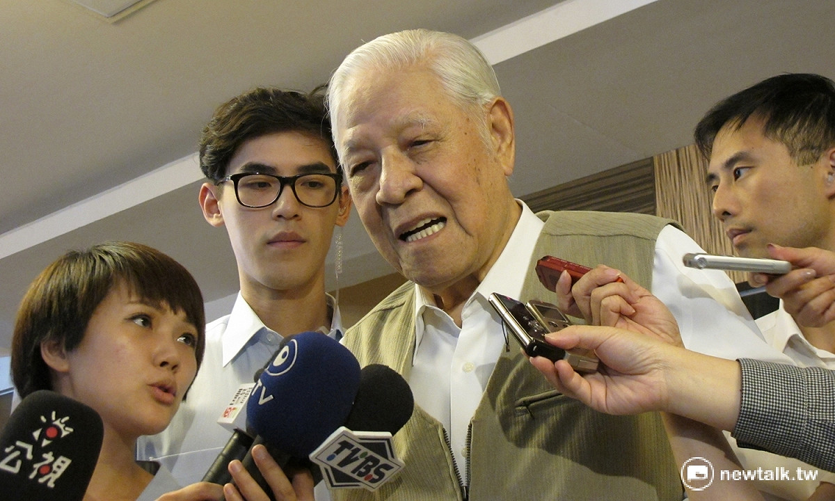 李登輝1日下午前往台北教師會館替2016年暑期青獅營學子授課前，接受媒體訪問。 圖：林朝億/攝