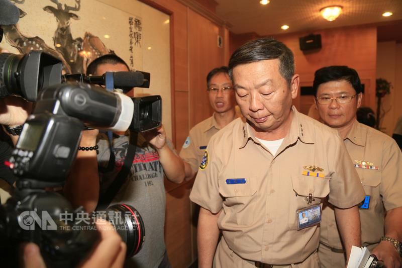 海軍金江軍艦1日早上在高雄左營誤射雄三飛彈，海軍司令黃曙光晚間在左營舉行記者會，公布初步調查及懲處建議 。  圖：中央社