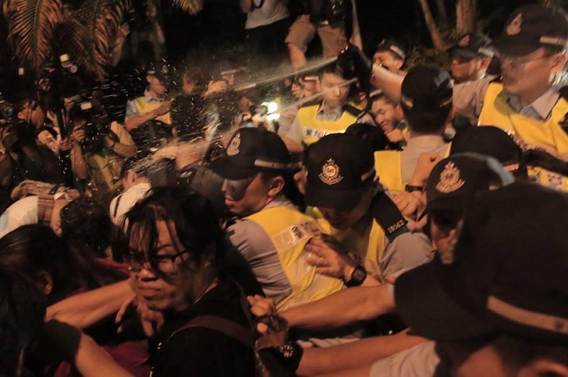 遊行結束後，示威者轉往禮賓府抗議被警方攔截，並以胡椒噴霧驅趕。 圖：翻攝香港眾志臉書