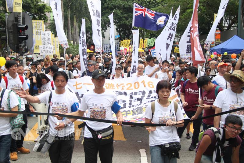 香港主權轉移19週年，香港泛民主派1日以民間人權陣線名義發起遊行，提出行政長官梁振英下台等政治訴求。  圖：中央社