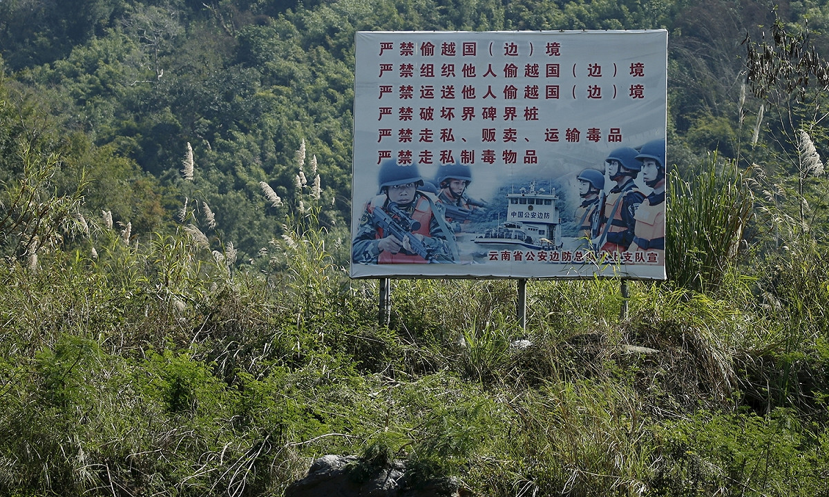 中國公安在雲南省與緬甸、寮國邊界，設立看板警告走私人口、毒品等行為。圖片來源：達志影像/路透社提供