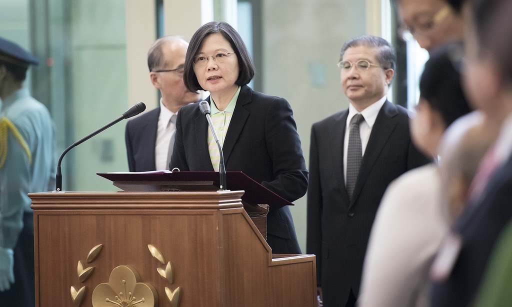 總統蔡英文2日結束出訪行程後立刻前往總統府聽取相關單位對於雄三飛彈誤射的報告。 圖片來源：總統府提供