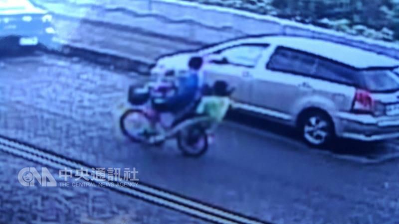 台中市太平區有3名學童疑溺水失蹤，當地里長調閱路口監視器錄影畫面發現，2日下午3時11分3男童共乘單車的畫面。  圖：中央社