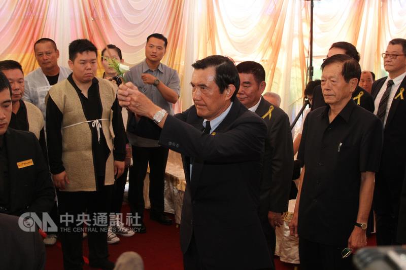 前總統馬英九3日上午赴台南出席告別式，媒體詢問對海軍誤射飛彈時僅點頭未表態。 圖：中央社