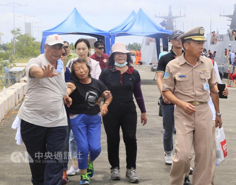 海軍3日出動2艘飛彈快艇，載送遭誤擊身亡的漁船船長黃文忠家屬到海上招魂，返航時黃妻哭倒無法站立。 圖：中央社
