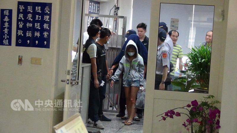 苗栗縣警察局通霄分局3日宣布破獲一起詐騙集團，嫌犯在苑裡鎮一處民宅設置機房詐騙中國人民。 圖：中央社