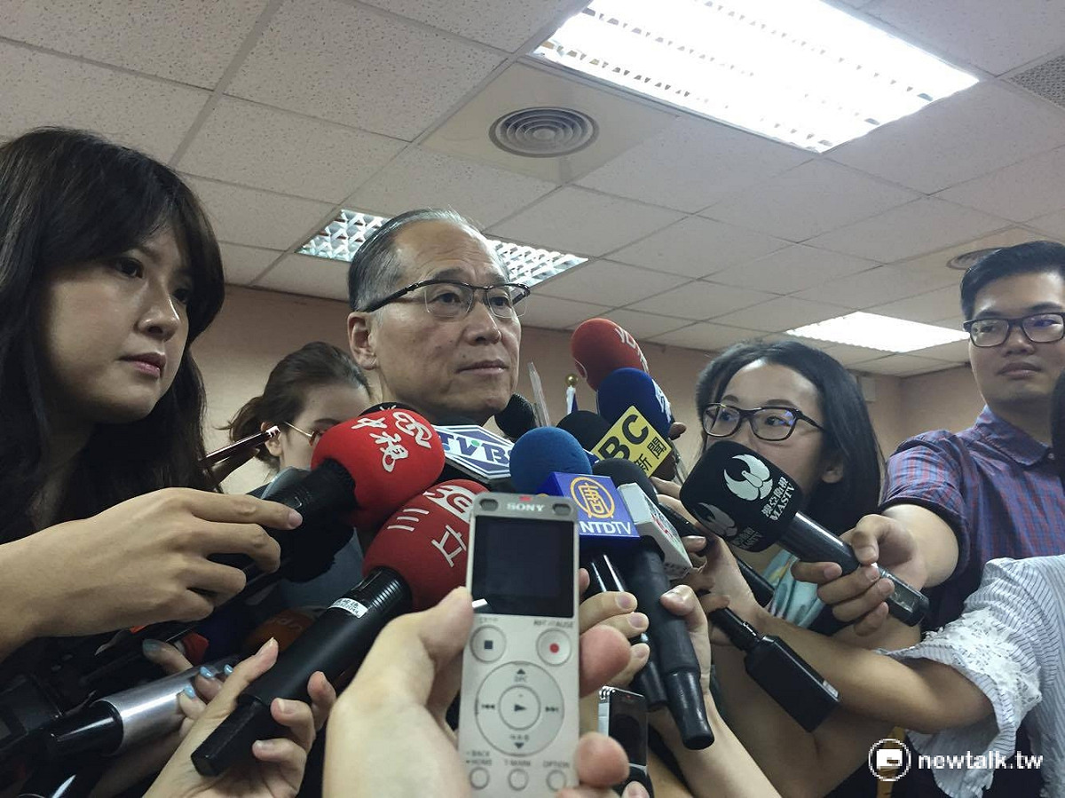 外交部長李大維（中）4日出席外交及國防委員會，針對雄三飛彈誤射，李大維回應，第一時間已經「通知」美方。 圖：鄭佑漢/攝