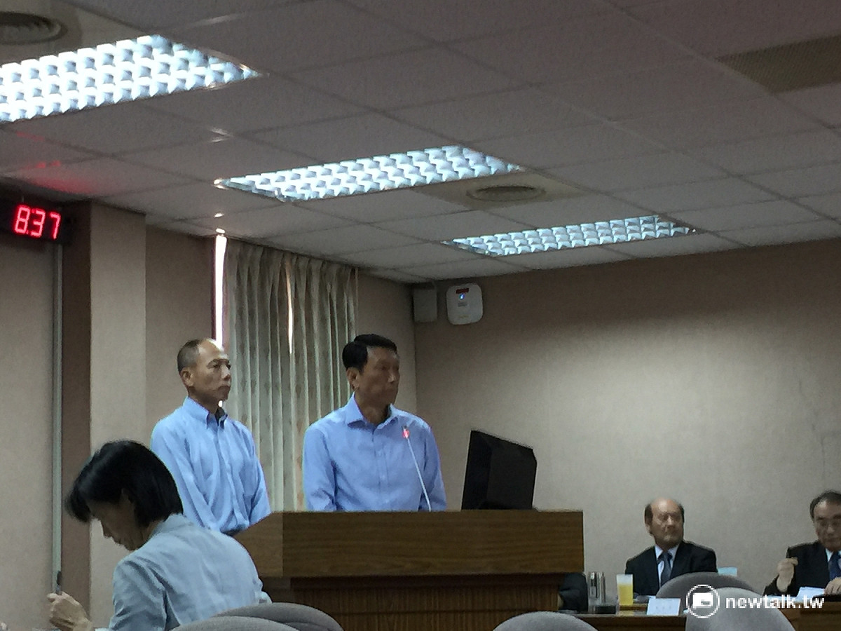 國防部副部長李喜明（站立者右）與海軍參謀長梅家樹赴立法院備詢。 圖：柯昱安/攝