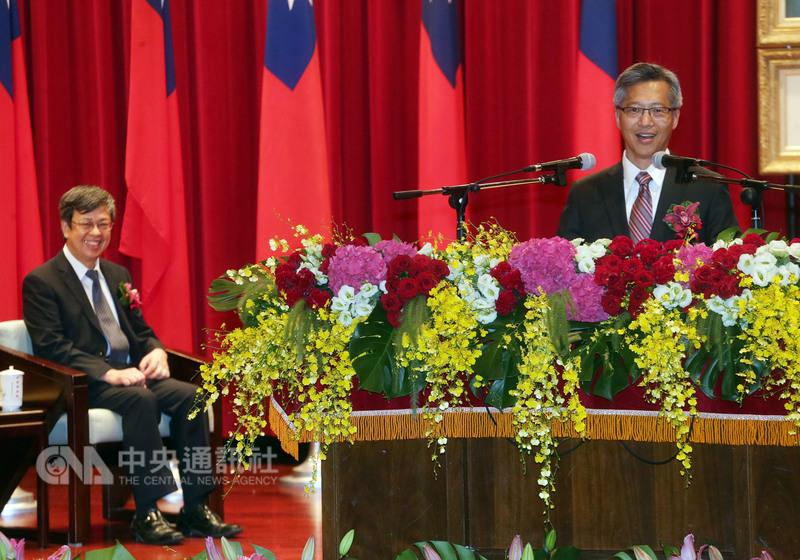 中央研究院4日舉辦第32次院會，新任院長廖俊智(右)致詞時表示將虛心接受指教並推動改革。 圖：中央社