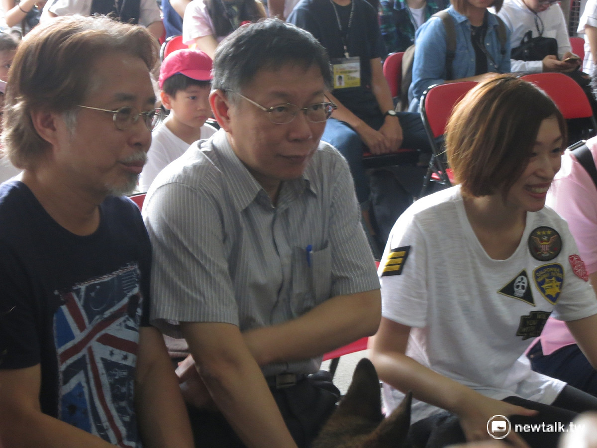 台北市長柯文哲4日上午前往消防局大直分隊頒發「榮譽市犬」獎章。 圖：呂佳峻/攝
