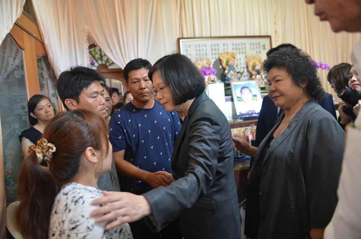 總統蔡英文4日與陳菊市長探視罹難船長黃文忠的家屬。 圖：總統府提供