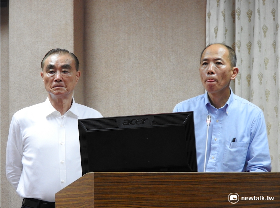 針對雄三飛彈誤射，國防部4日坦承，此次雄三飛彈火線安裝完成後，並未依照SOP程序掛牌示警。圖（左）國防部長馮世寬、（右）海軍司令部參謀長梅家樹。 圖：鄭佑漢/攝